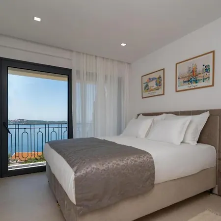 Lux Mariva - Five Bedroom With Pool Vila *