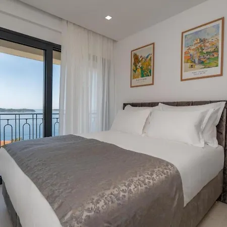 Lux Mariva - Five Bedroom With Pool Vila